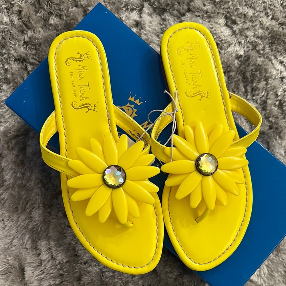 NIB Miss Trish Bright Yellow Sandals with Floral Detail * One of a Kind!